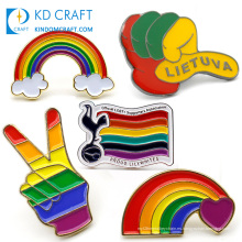 Muestra gratis metal personalizado en forma de esmalte duro suave encantador pin de nube insignia al por mayor orgullo gay lgbt corazón bandera arco iris pin de solapa